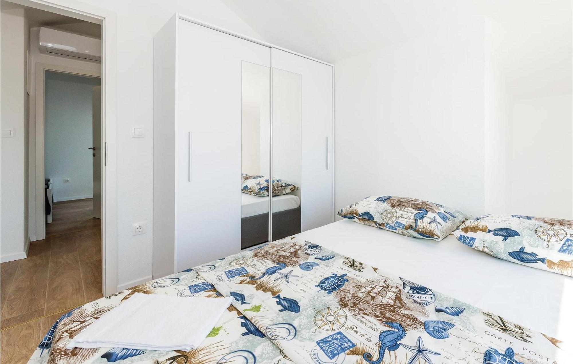 4 Bedroom Beautiful Home In שיבניק מראה חיצוני תמונה