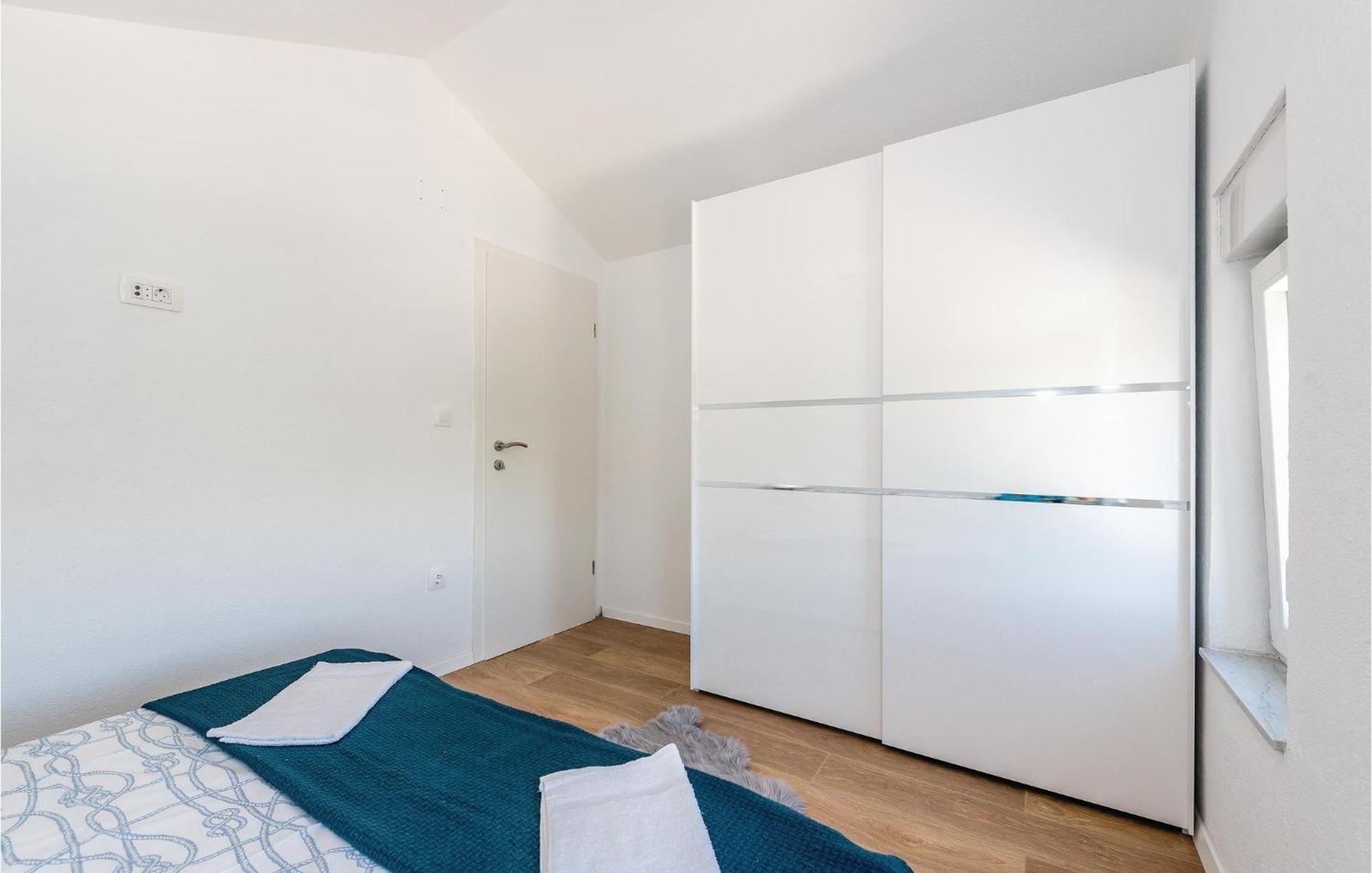 4 Bedroom Beautiful Home In שיבניק מראה חיצוני תמונה